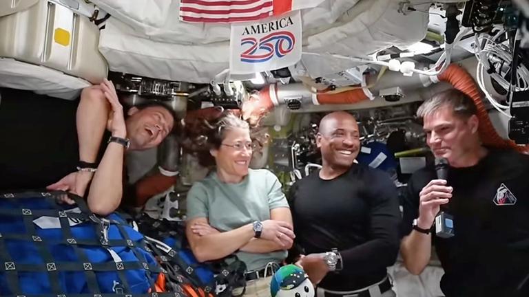 Artemis-II-Besatzung (v.l.): Kommandant Reid Wiseman, Missionsspezialistin Christina Koch, Pilot Victor Glover und der kanadische Astronaut und Missionsspezialist Jeremy Hansen, aufgenommen am 08.04.2026