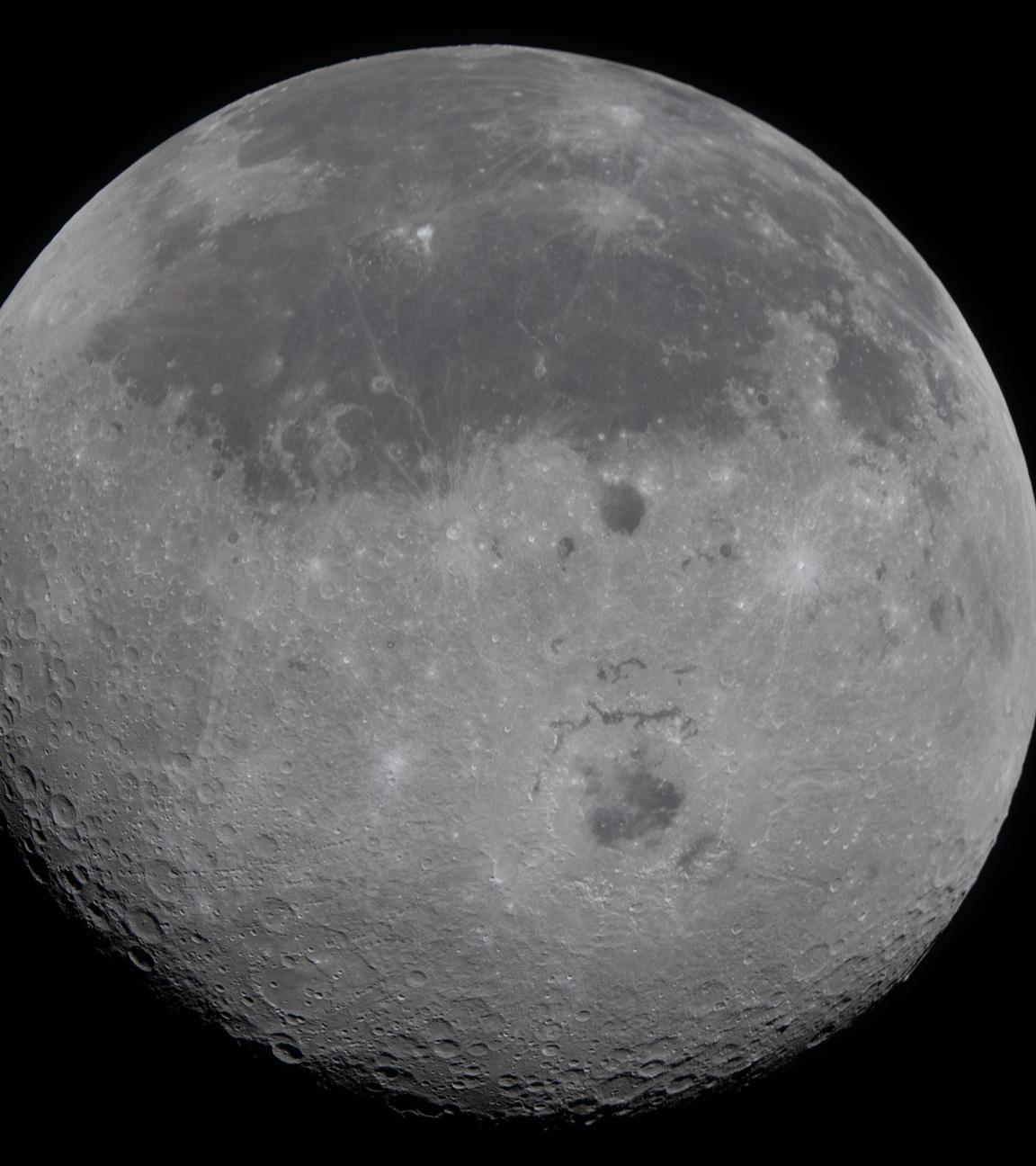 Dieses von der NASA zur Verfügung gestellte Bild zeigt den Mond, wobei die Vorderseite (die Hemisphäre, die wir von der Erde aus sehen) in der oberen Hälfte des Mondes zu sehen ist und an den dunklen Flecken zu erkennen ist.