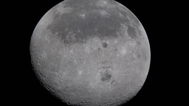 Dieses von der NASA zur Verfügung gestellte Bild zeigt den Mond, wobei die Vorderseite (die Hemisphäre, die wir von der Erde aus sehen) in der oberen Hälfte des Mondes zu sehen ist und an den dunklen Flecken zu erkennen ist.