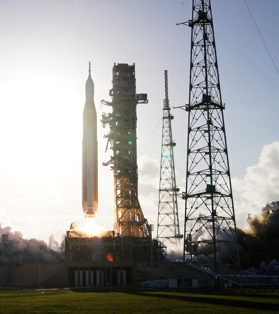 Die SLS-Rakete „Artemis 2“ startet vom Weltraumbahnhof Cape Canaveral in Florida.
