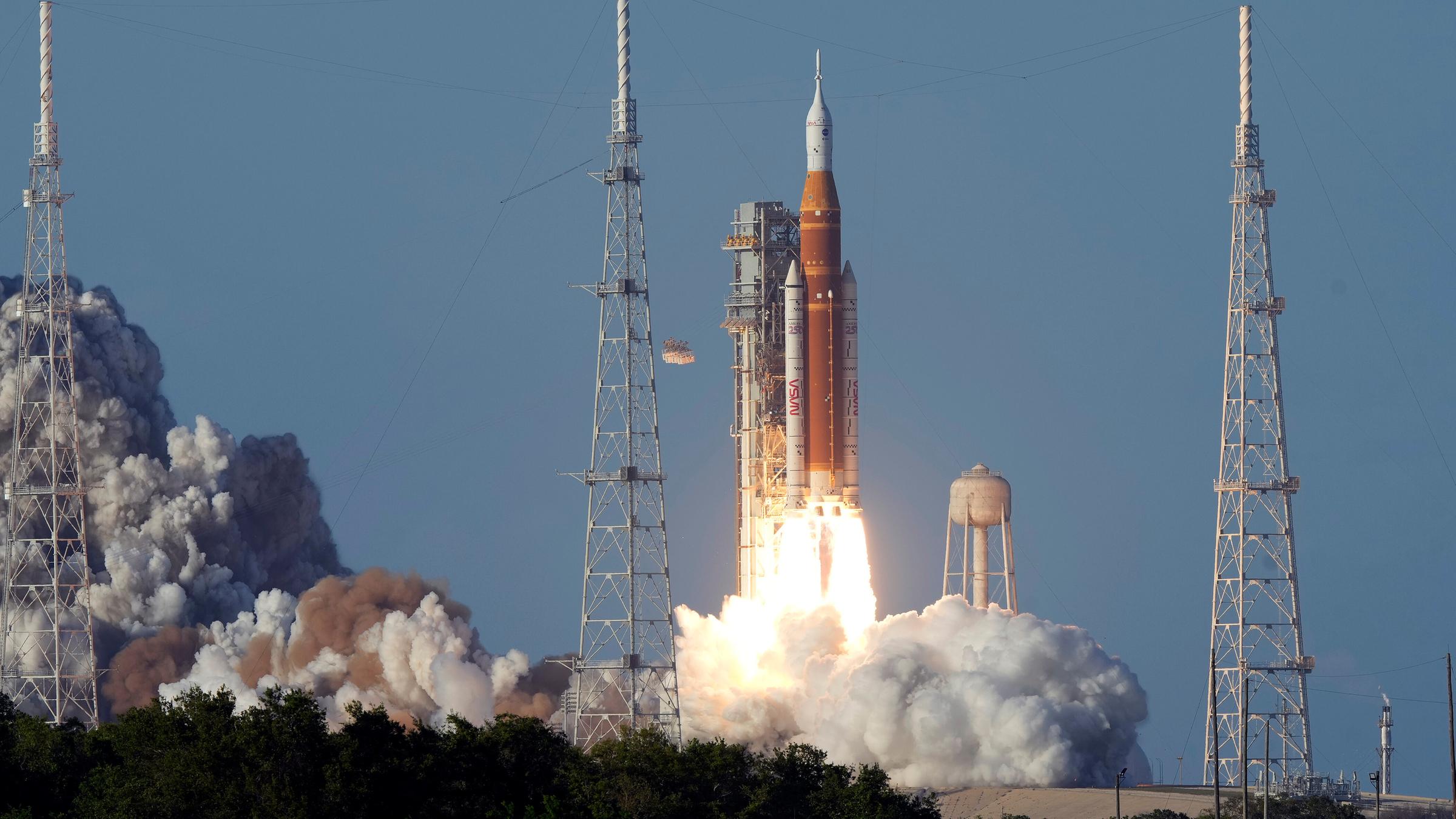 Die SLS-Rakete "Artemis 2" startet vom Weltraumbahnhof Cape Canaveral in Florida.