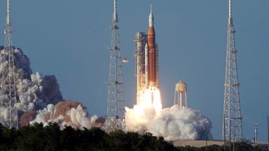 Die SLS-Rakete "Artemis 2" startet vom Weltraumbahnhof Cape Canaveral in Florida.