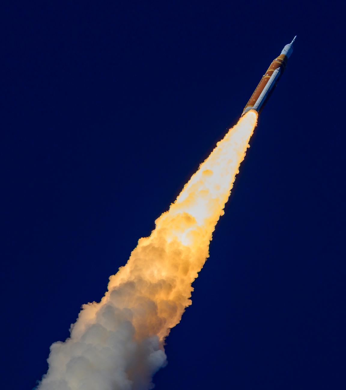 Eine Trägerrakete des NASA Space Launch System (SLS) mit dem Raumschiff Orion, das die Astronauten der Mission Artemis II an Bord hat, startet am 01.04.2026 von dem Startkomplex 39B (LC-39B) im Kennedy Space Center der NASA in Florida. 