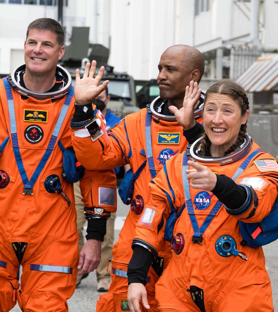 Die Artemis-II-Crew der NASA fährt am 1. April 2026 im Kennedy Space Center zum Startkomplex 39B, um mit Orion zu einer zehntägigen Mondmission aufzubrechen. Von links: Jeremy Hansen, Victor Glover, Christina Koch und Reid Wiseman.