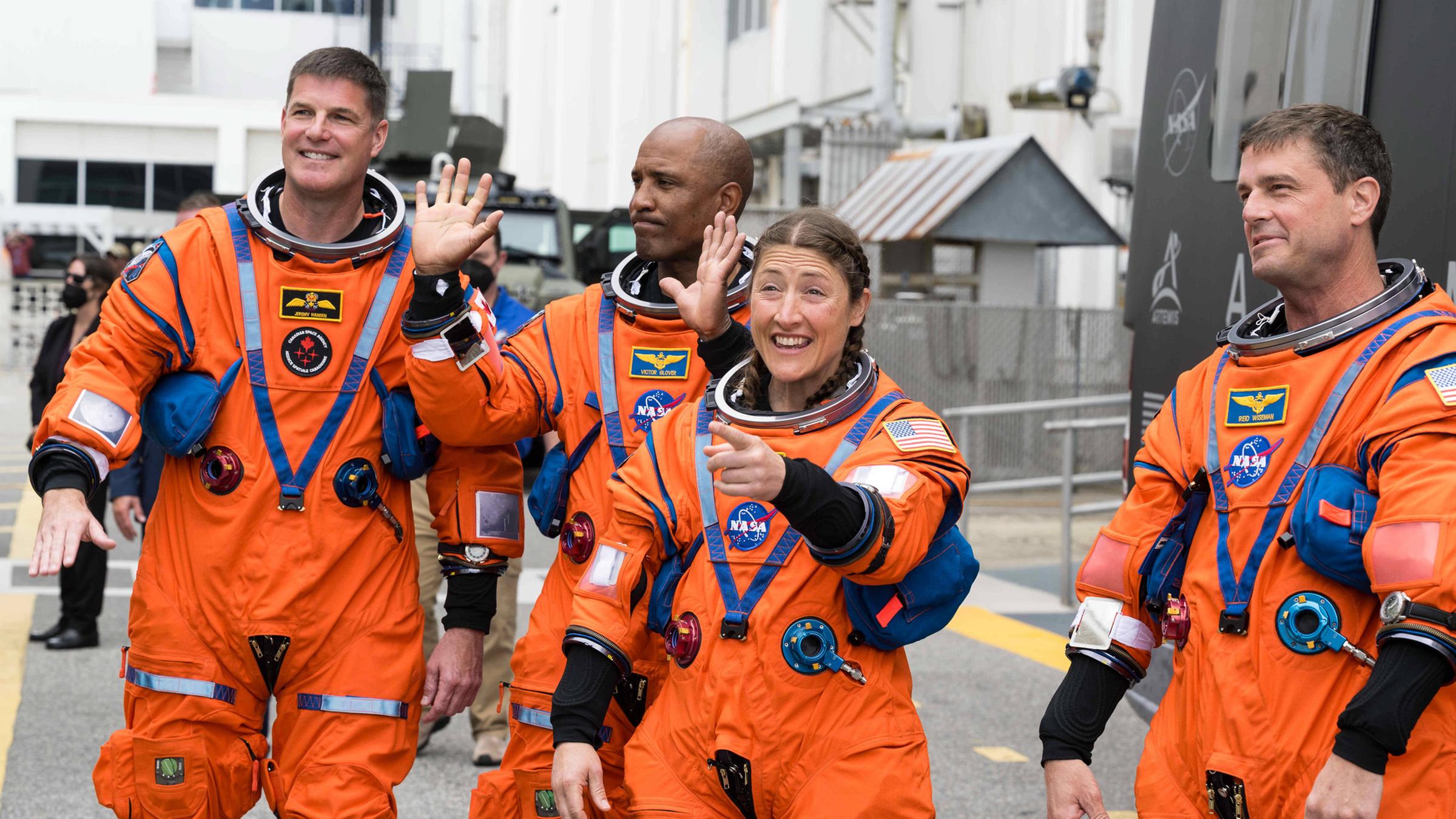 Die Artemis-II-Crew der NASA fährt am 1. April 2026 im Kennedy Space Center zum Startkomplex 39B, um mit Orion zu einer zehntägigen Mondmission aufzubrechen. Von links: Jeremy Hansen, Victor Glover, Christina Koch und Reid Wiseman.