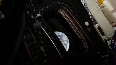 Die Erde ist aus der Orion-Kapsel der Artemis 2-Mission zu sehen.