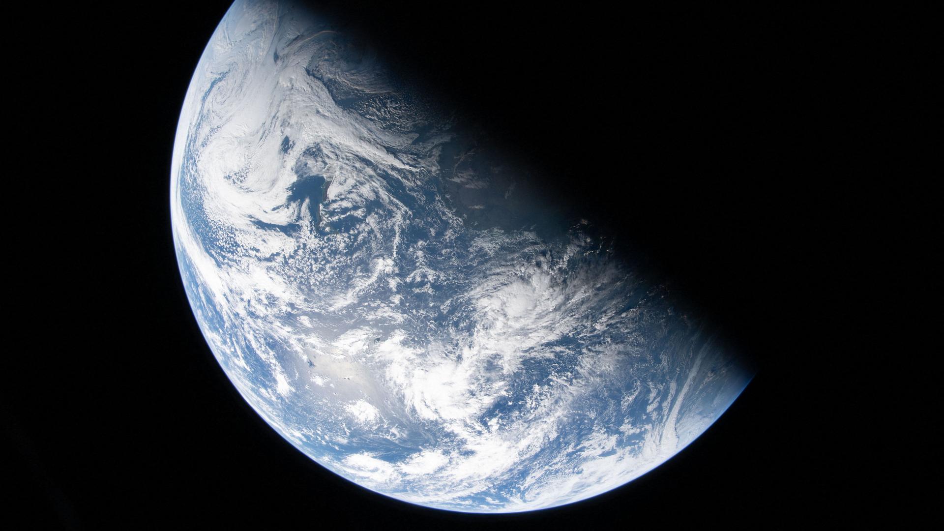 Die Erde ist von der Orion-Kapsel der Artemis-2-Mission zu sehen.