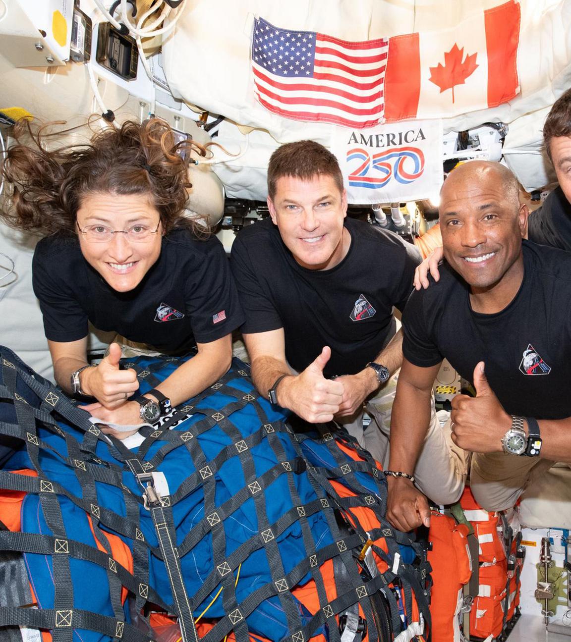 Die Artemis-II-Crew posiert in der Orion-Kapsel auf dem Rückweg zur Erde nach Mondumrundung.