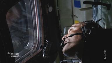 Astronaut schaut aus dem Fenster des Raumschiffs
