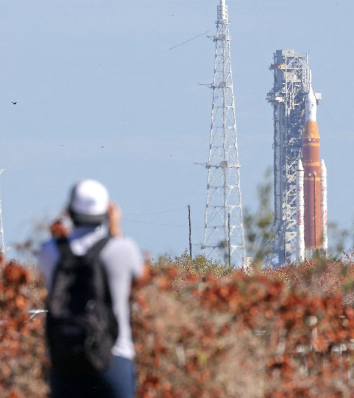 Die NASA-Rakete „Artemis II“ mit dem Space Launch System (SLS) und dem Orion-Raumschiff ist in der Ferne auf der Startrampe 39B im Kennedy Space Center in Cape Canaveral, Florida, am 20. Februar 2026 zu sehen.