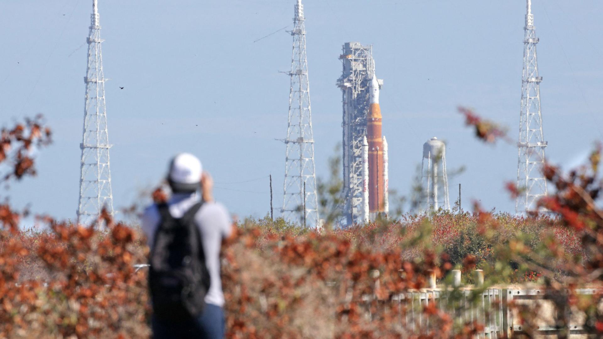 Die NASA-Rakete „Artemis II“ mit dem Space Launch System (SLS) und dem Orion-Raumschiff ist in der Ferne auf der Startrampe 39B im Kennedy Space Center in Cape Canaveral, Florida, am 20. Februar 2026 zu sehen.