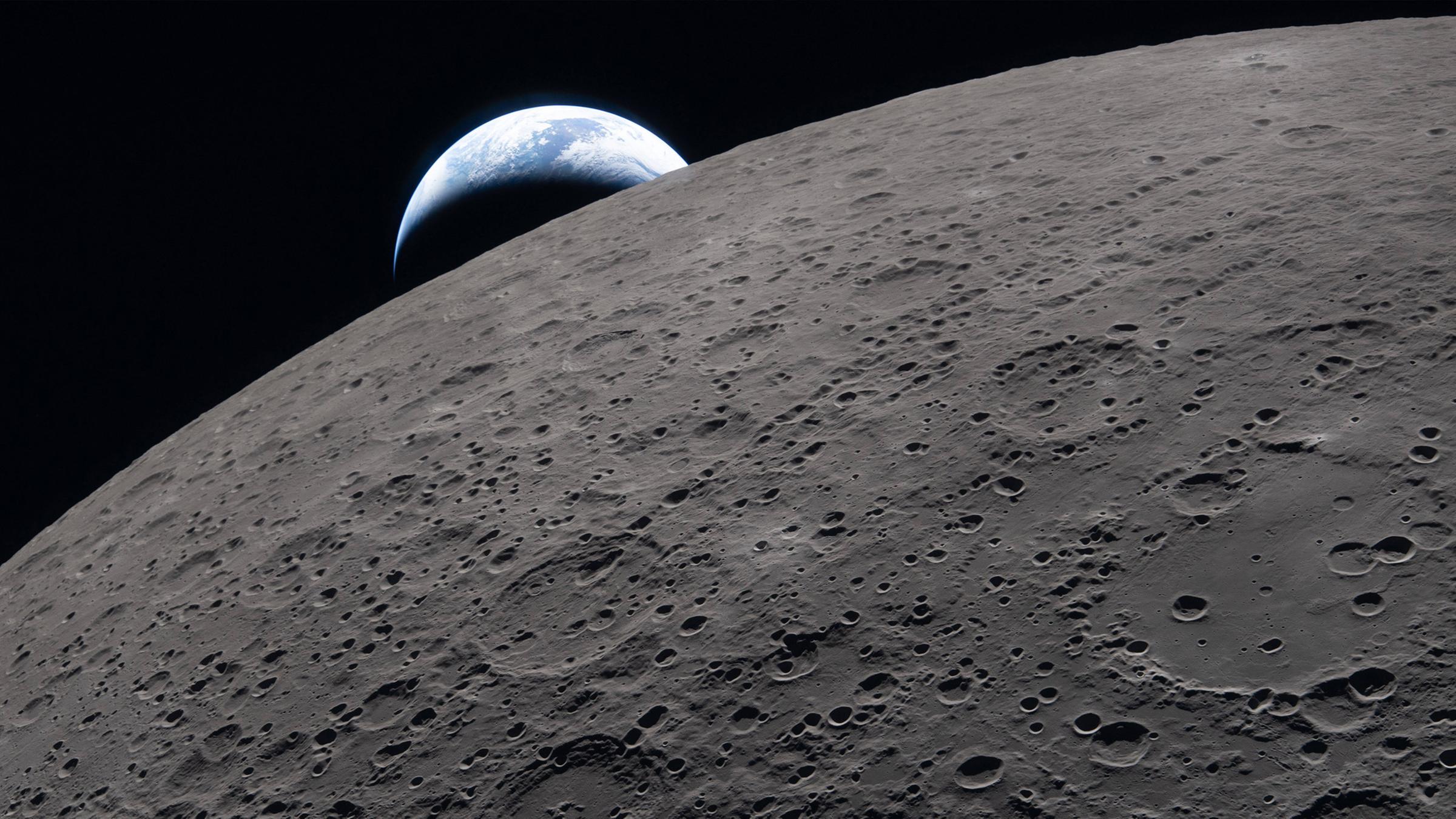 Auf diesem von der NASA bereitgestellten Bild hat die Crew von Artemis II diese Ansicht eingefangen, als die Erde während eines Mondvorbeiflugs hinter dem Mond untergeht.