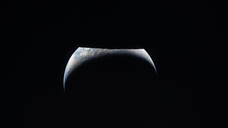 Bilder der die von der Crew der Artemis II gemacht wurden zeigen den Mond und die Erde.