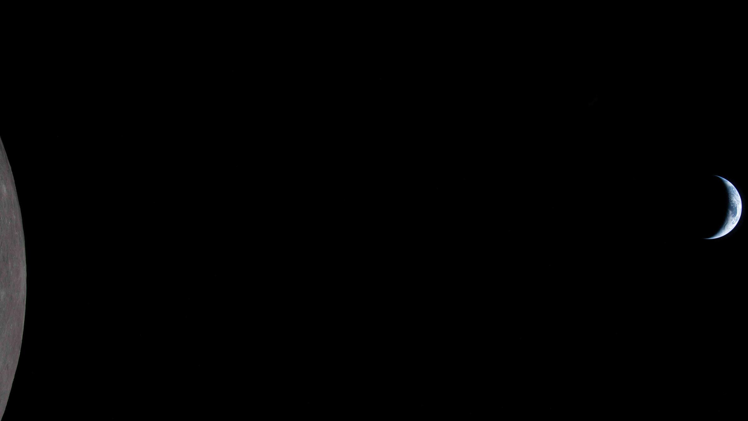 Bilder die von der Crew der Artemis II gemacht wurden, zeigen den Mond und die Erde.