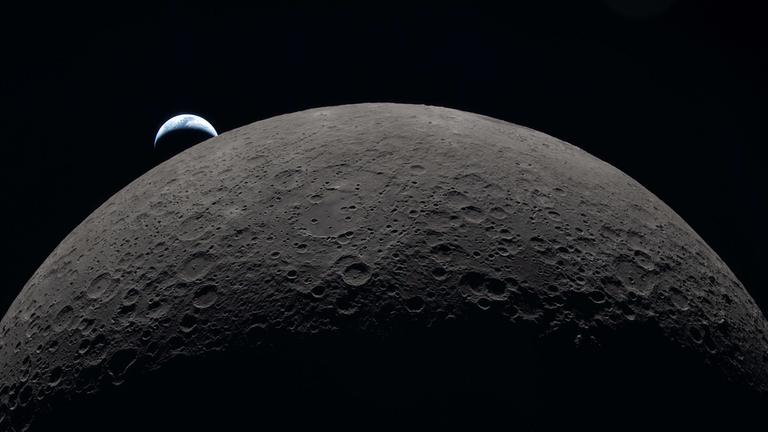 Bilder die von der Crew der Artemis II gemacht wurden, zeigen den Mond und die Erde.