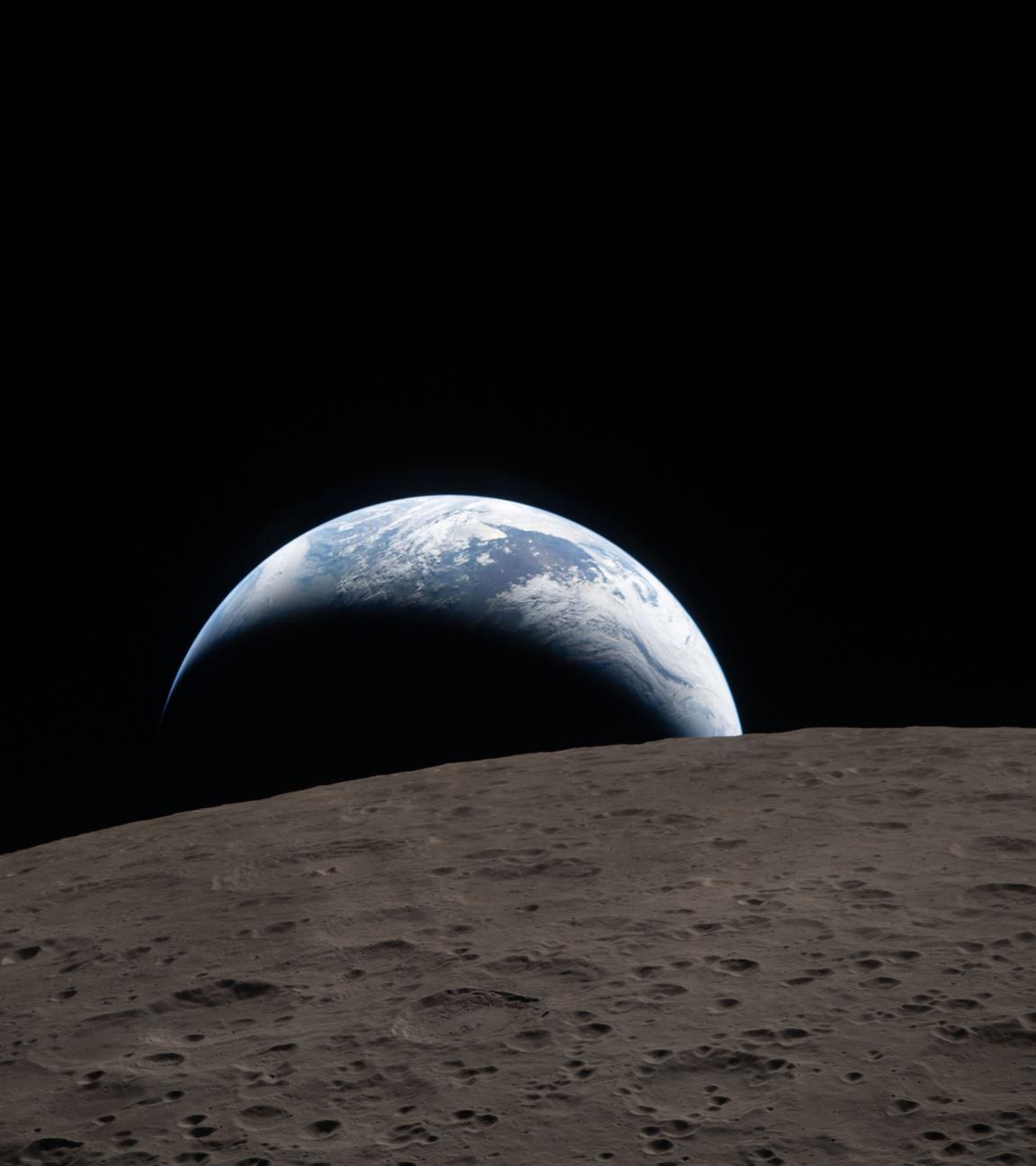 Blick auf die Erde, die hinter dem Mond unterzugehen scheint.