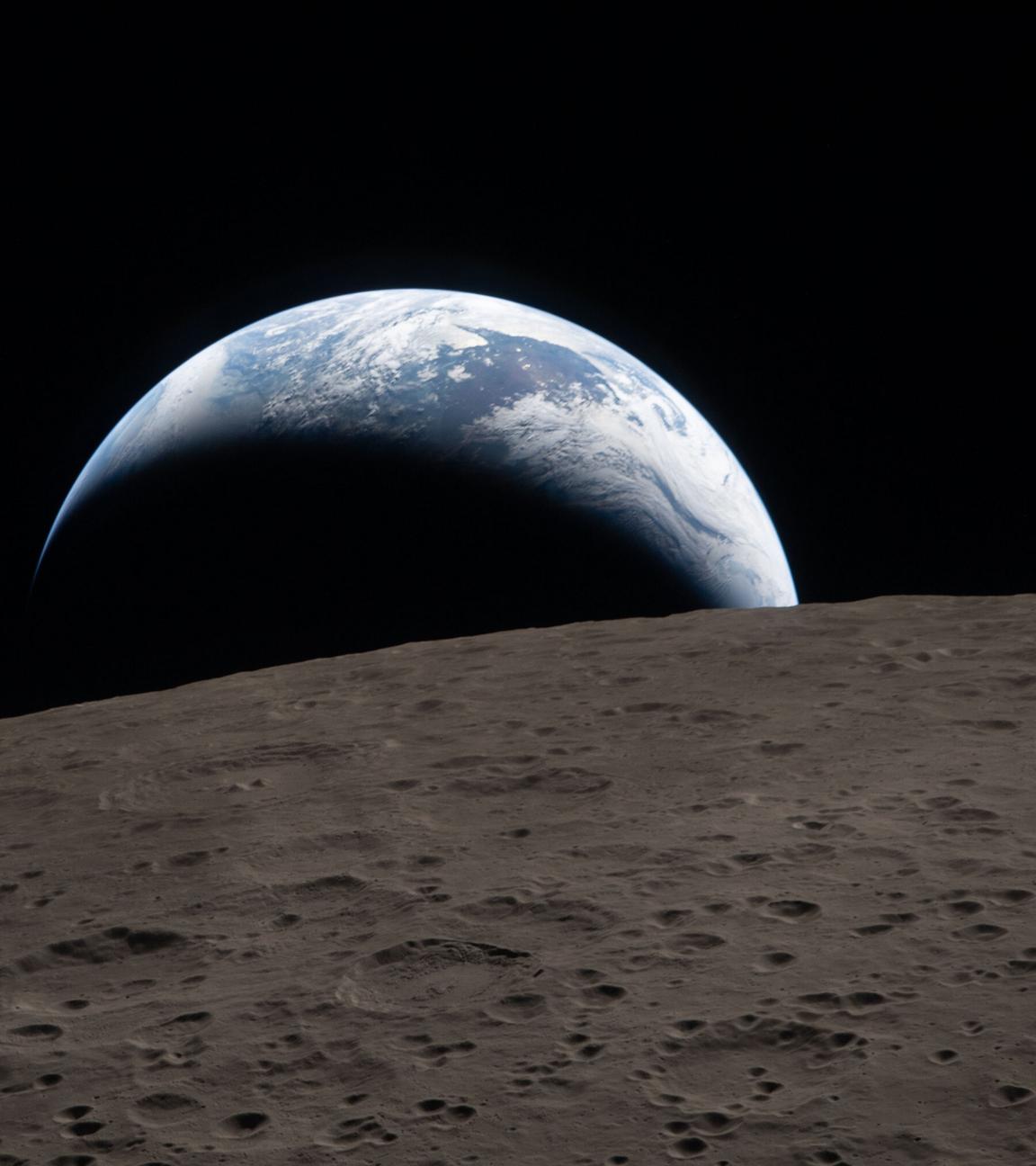 Artemis-2-Mission: Der Erduntergang, aufgenommen durch das Fenster des Raumschiffs Orion.