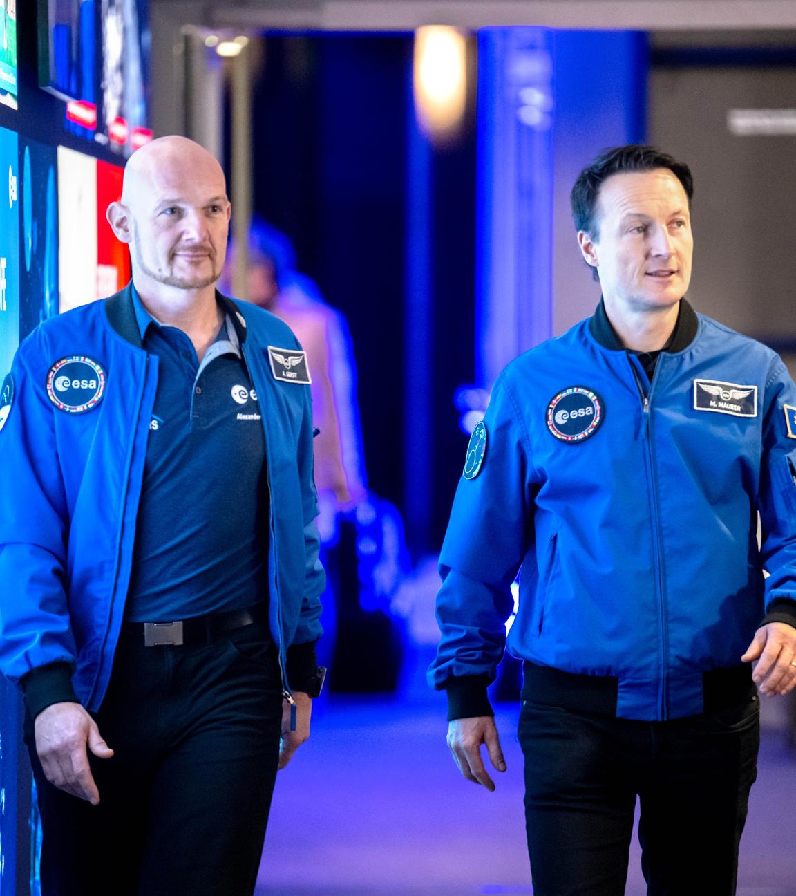 Die deutschen Astronauten Matthias Maurer und Alexander Gerst nebeneinander laufenden in ihren Esa-Unfiromen.