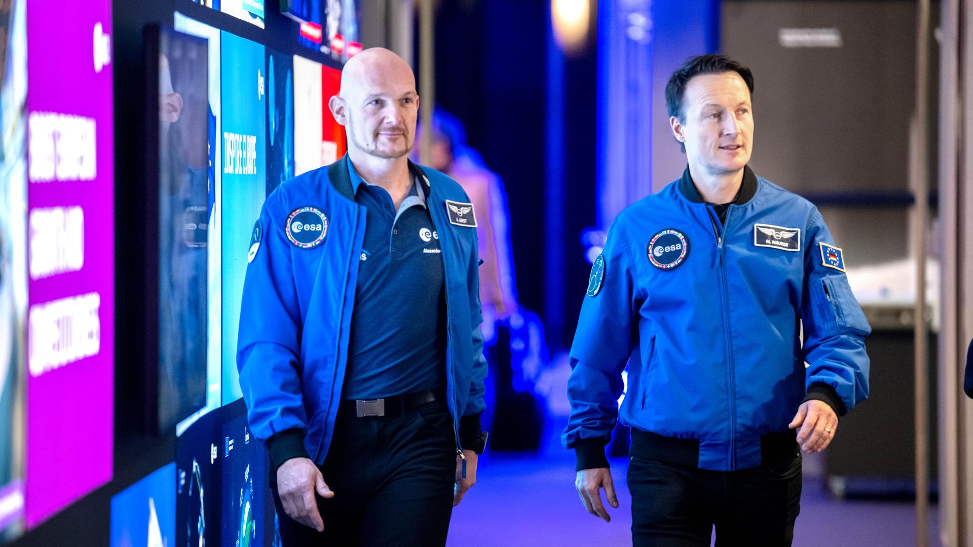 Die deutschen Astronauten Matthias Maurer und Alexander Gerst nebeneinander laufenden in ihren Esa-Unfiromen.