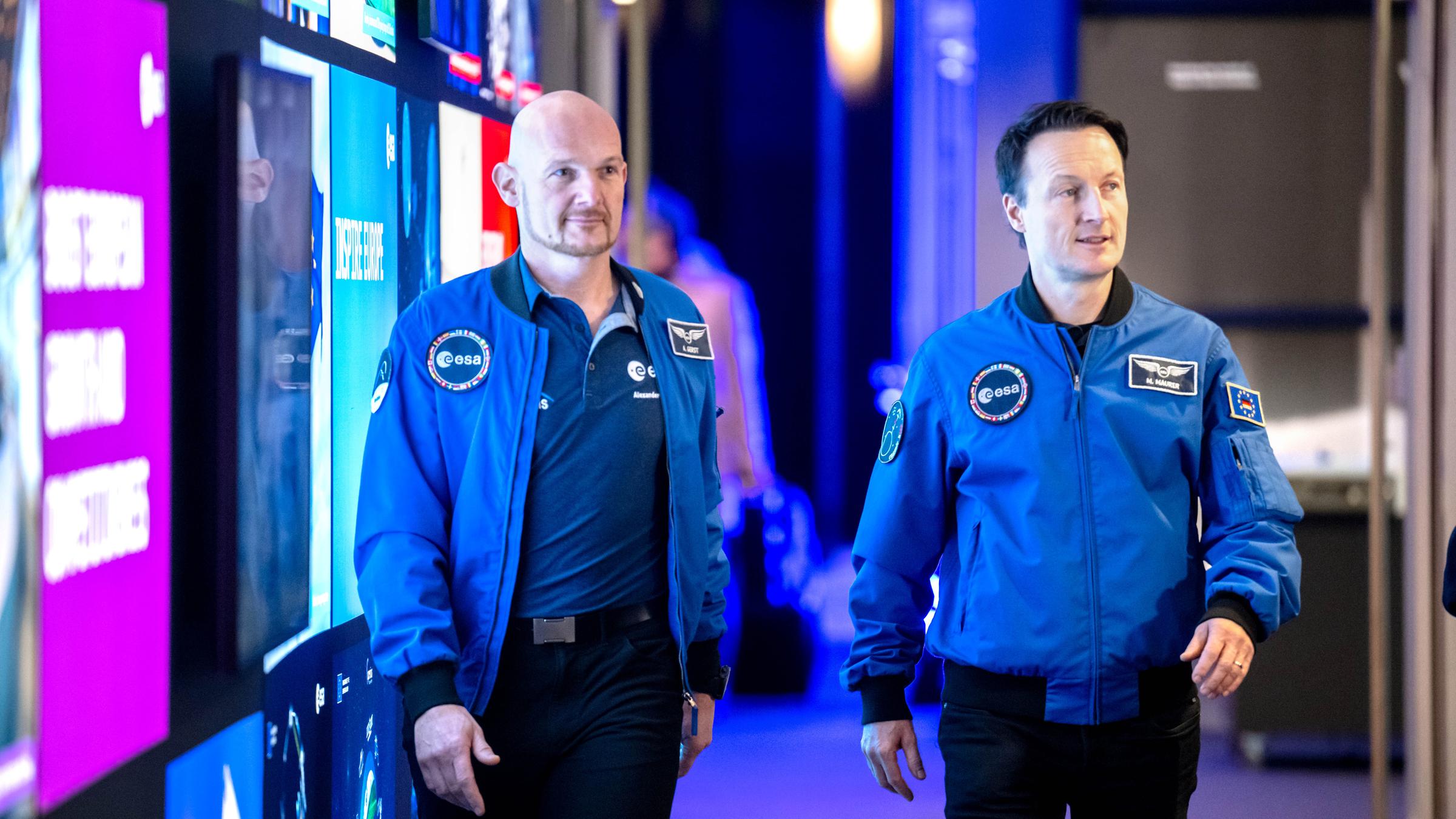 Die deutschen Astronauten Matthias Maurer und Alexander Gerst nebeneinander laufenden in ihren Esa-Unfiromen.