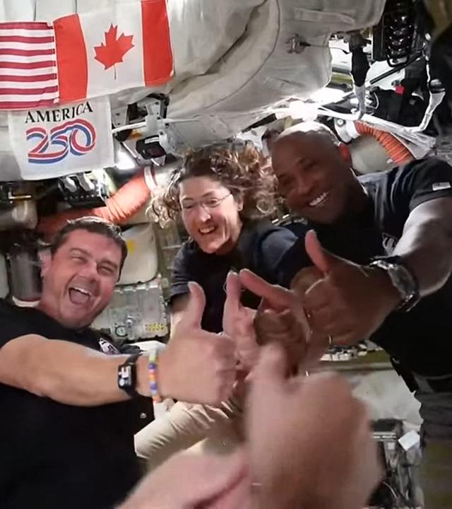 Man sieht die vier Piloten