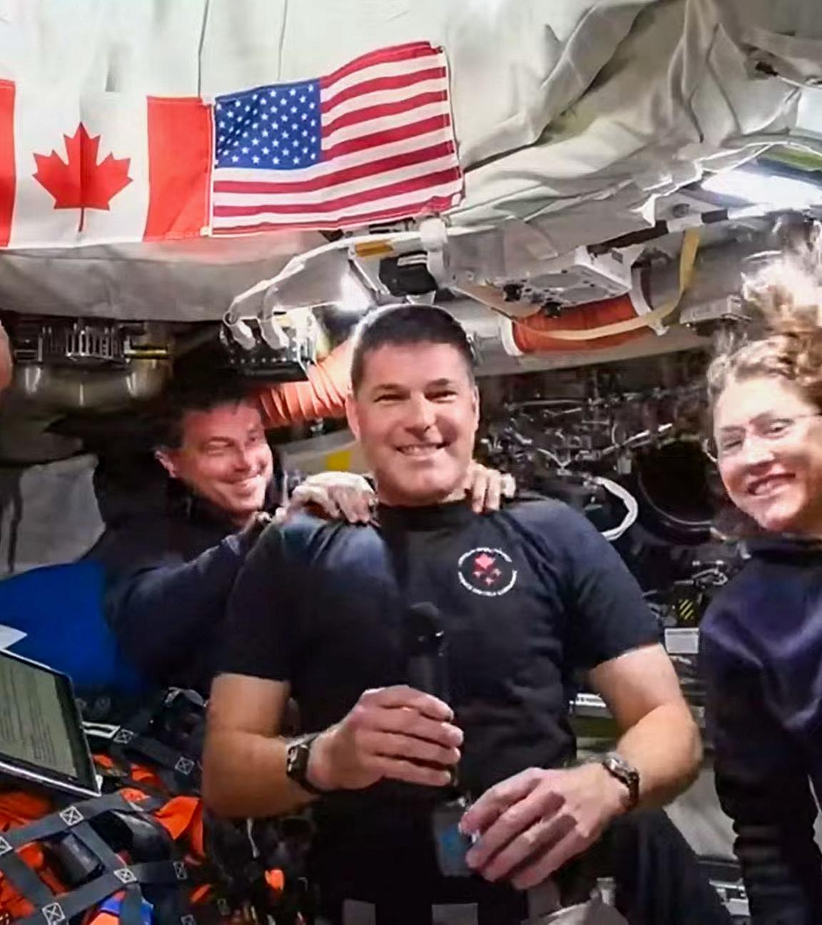 Dieser Screenshot aus einem NASA-Livestream zeigt die ganze Crew