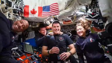 Dieser Screenshot aus einem NASA-Livestream zeigt die ganze Crew