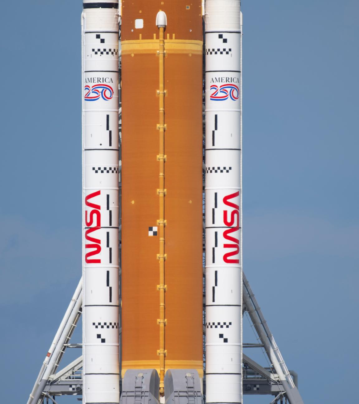 30.01.2026, USA, Merritt Island: Die SLS-Rakete (Space Launch System) der Mission «Artemis II» steht auf einer mobilen Startplattform im Launch Complex 39B des Kennedy Space Center der NASA in Florida.