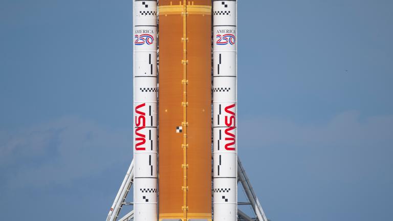 30.01.2026, USA, Merritt Island: Die SLS-Rakete (Space Launch System) der Mission «Artemis II» steht auf einer mobilen Startplattform im Launch Complex 39B des Kennedy Space Center der NASA in Florida.