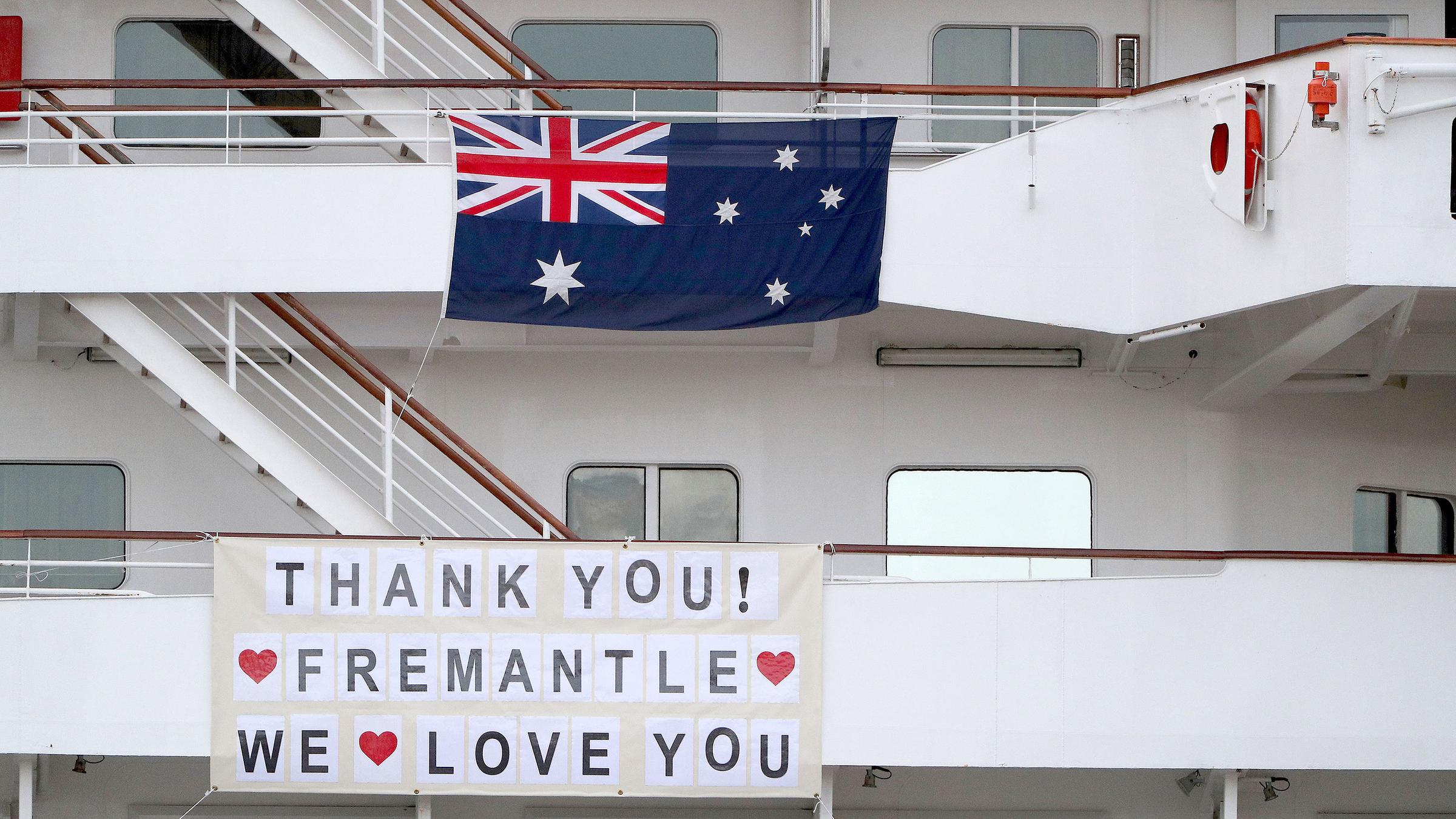 MS Artenia im Hafen von Fremantle