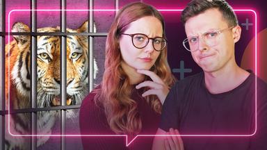 Rechts sind Leonie Schöler und Jacob Beautemps. Links ein Löwer hinter Gittern.