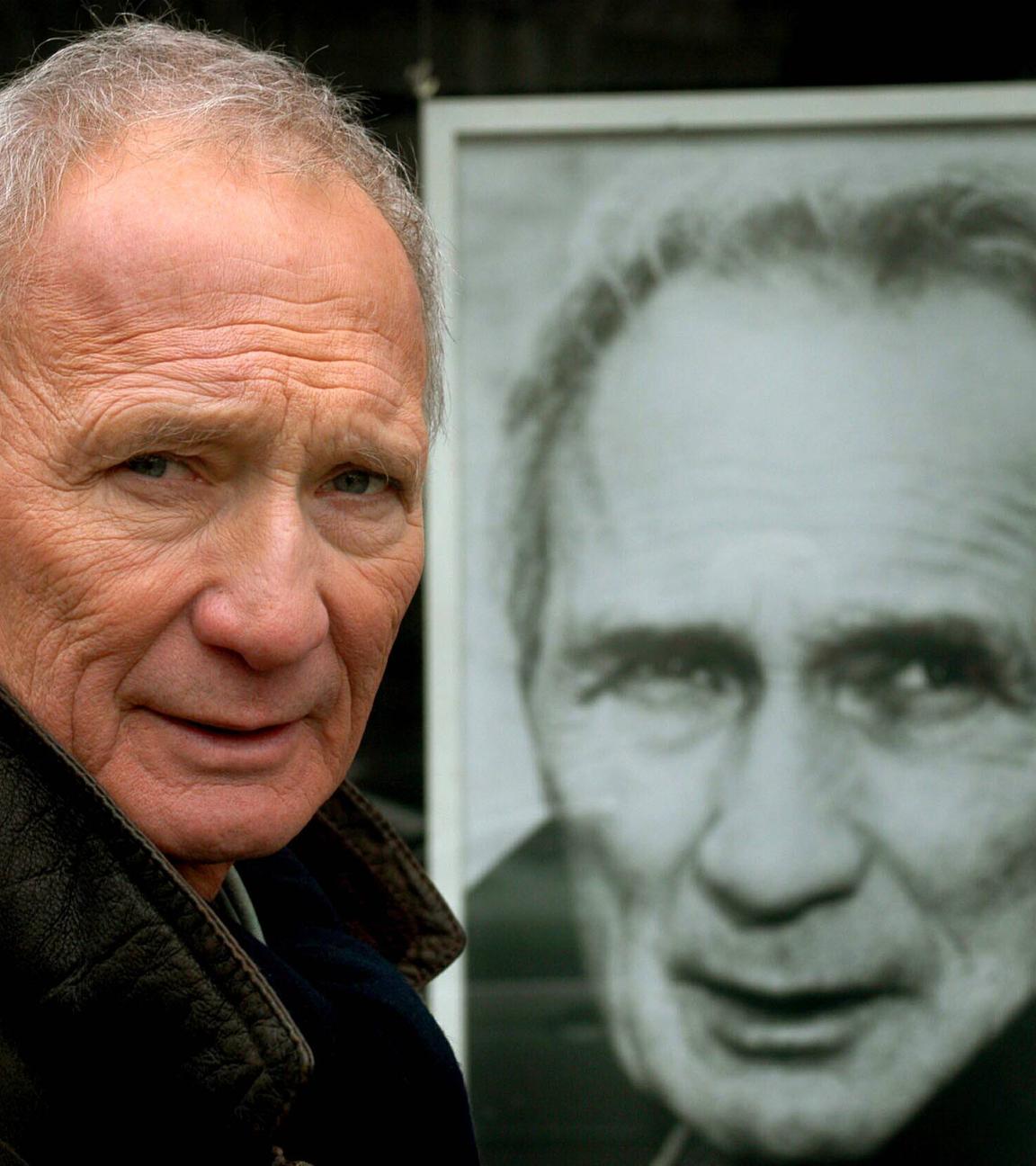 Schauspieler Arthur Brauss vor einem Foto von ihm selbst