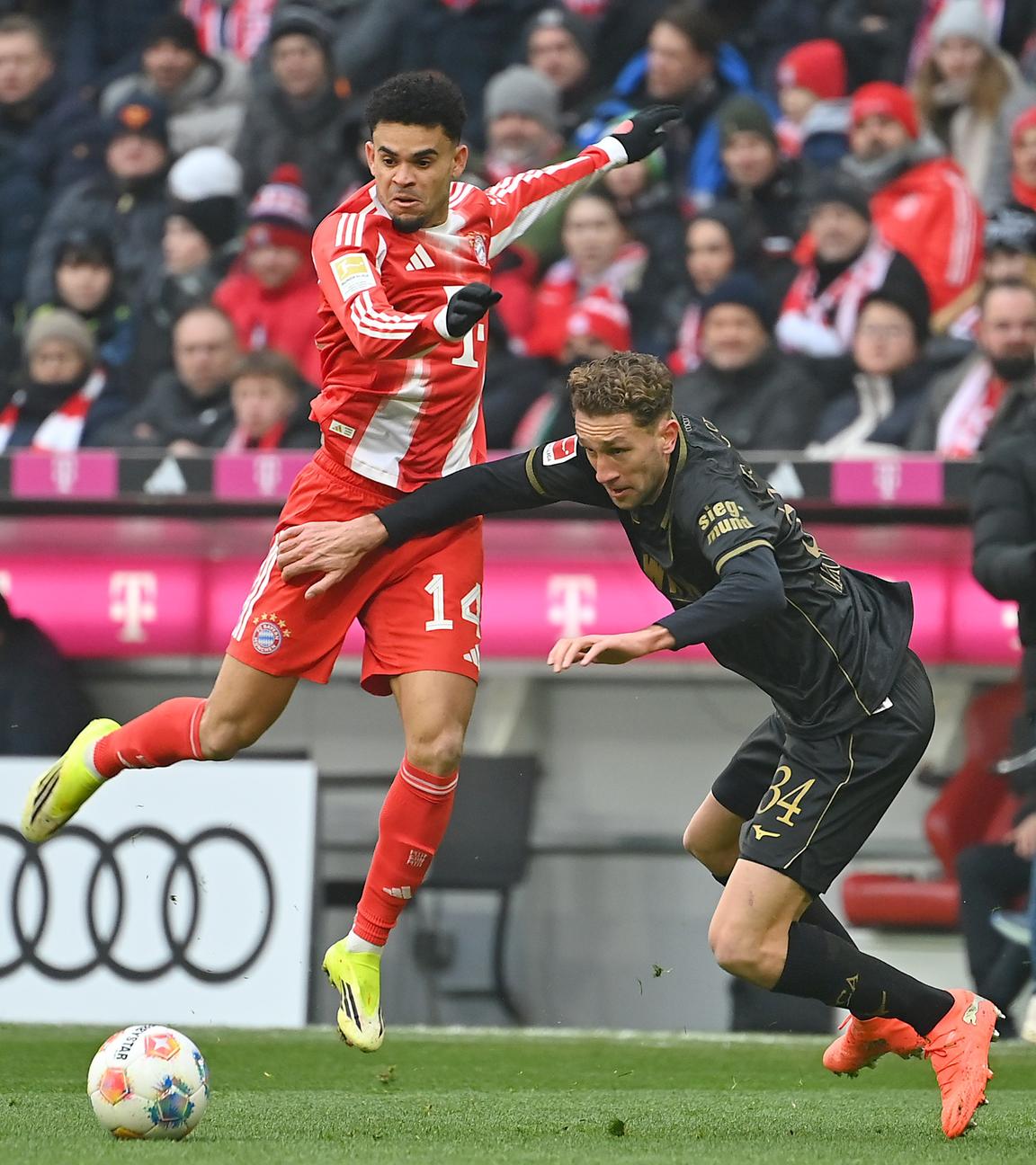 Arthur Chaves im Zweikampf gegen Luis Diaz am 24.01.2026 in der Allianz Arena.