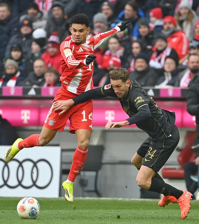 Arthur Chaves im Zweikampf gegen Luis Diaz am 24.01.2026 in der Allianz Arena.