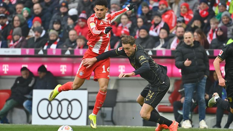 Arthur Chaves im Zweikampf gegen Luis Diaz am 24.01.2026 in der Allianz Arena.