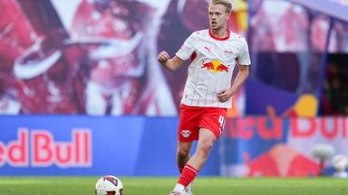 Arthur Vermeeren spielt einen Pass