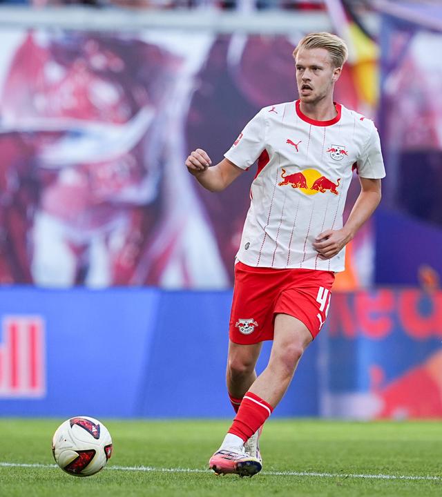 Arthur Vermeeren spielt einen Pass