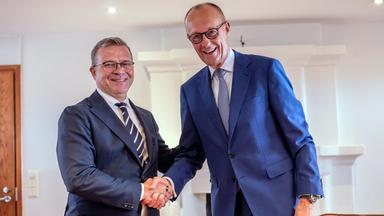 Finnland, Rovaniemi: Bundeskanzler Friedrich Merz (CDU) steht neben Petteri Orpo, Ministerpräsident von Finnland.