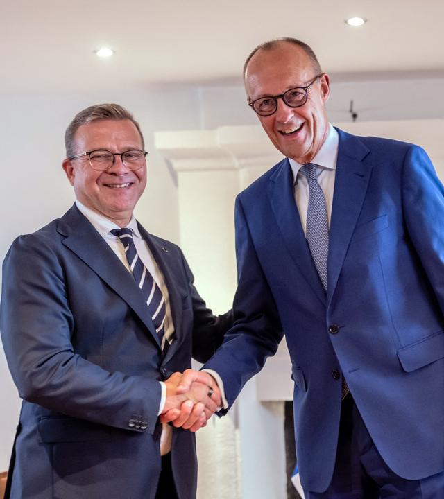 Finnland, Rovaniemi: Bundeskanzler Friedrich Merz (CDU) steht neben Petteri Orpo, Ministerpräsident von Finnland.