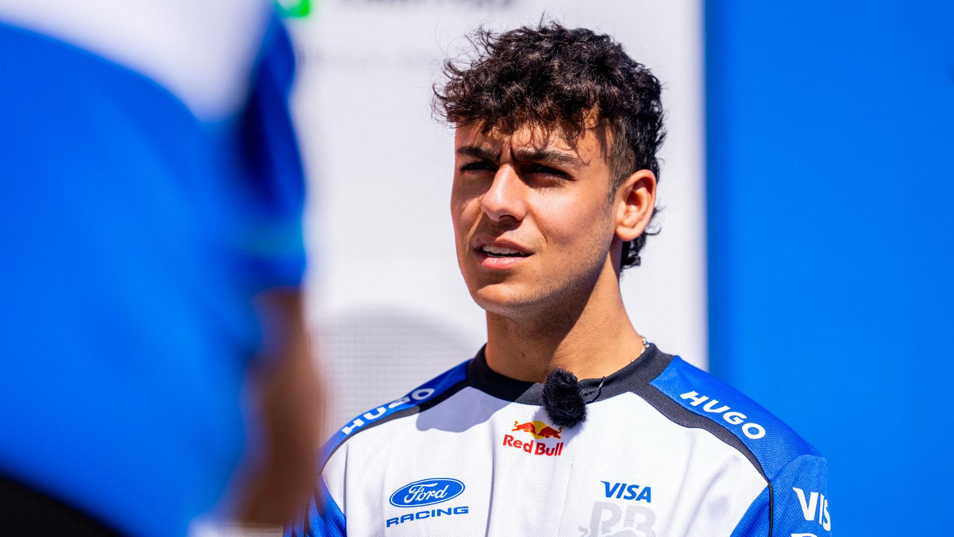 Arvid Lindblad in Teamkleidung der Racing Bulls 