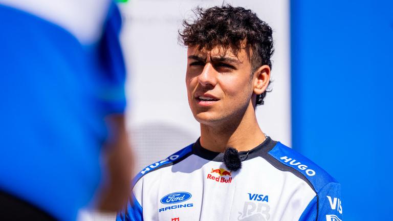 Arvid Lindblad in Teamkleidung der Racing Bulls 