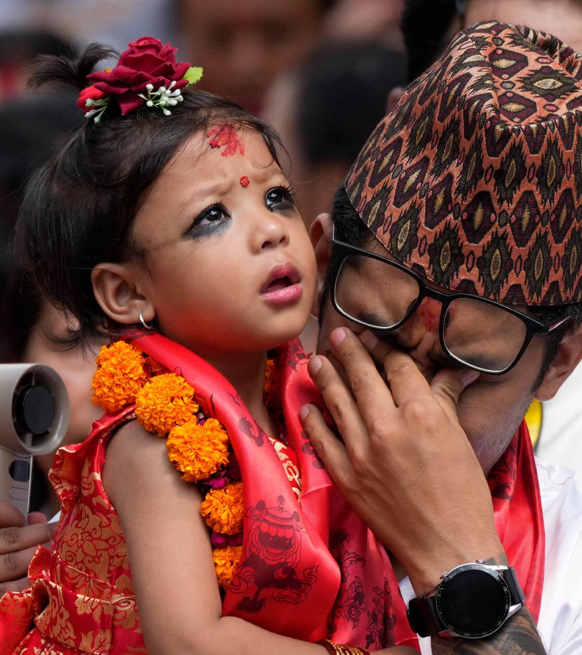 Die neu ernannte lebende Göttin Nepals, Kumari Aryatara Shakya, wird am Dienstag, den 30. September 2025, von ihrem Vater zum Kumari Ghar getragen, dem Tempelpalast in Kathmandu, Nepal, in dem sie wohnen wird.