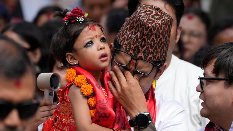 Die neu ernannte lebende Göttin Nepals, Kumari Aryatara Shakya, wird am Dienstag, den 30. September 2025, von ihrem Vater zum Kumari Ghar getragen, dem Tempelpalast in Kathmandu, Nepal, in dem sie wohnen wird.