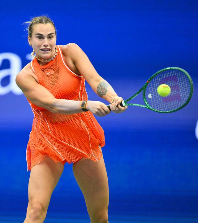 Die weißrussische Tennisspielerin Aryna Sabalenka beim Rückschlag in ihrem US-Open-Match gegen Taylor Townsend