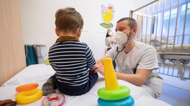 Baden-Württemberg, Stuttgart: Ein Arzt untersucht in einer Kinderklinik ein Kind.
