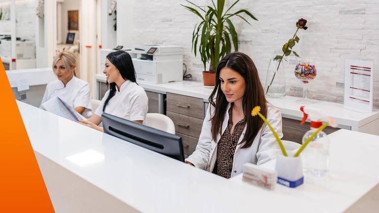 Medizinische Fachangestellte in einer Arztpraxis