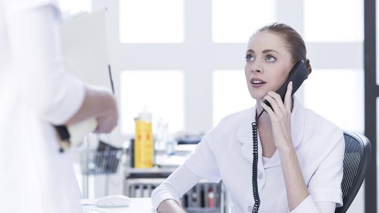 Arzthelferin telefoniert