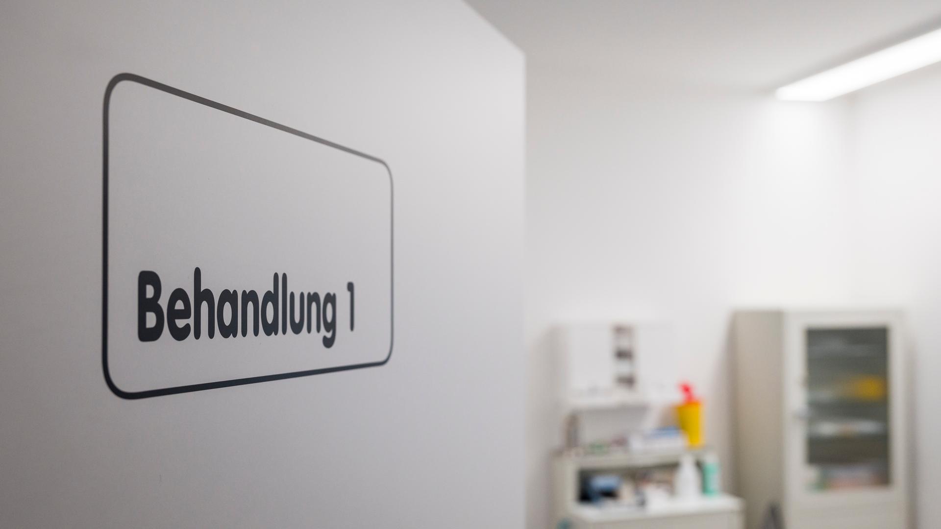Blick in ein Behandlungszimmer in einer Arztpraxis.