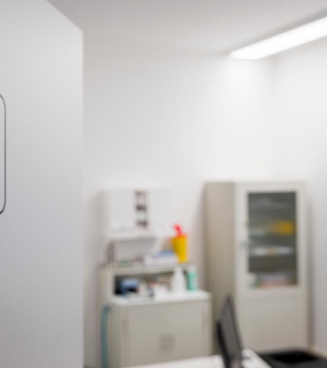 Blick in ein Behandlungszimmer in einer Arztpraxis.