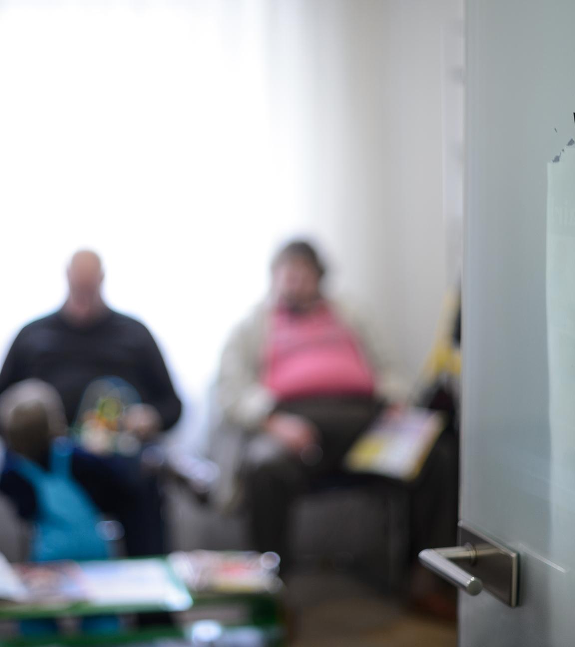 Patienten warten im Wartezimmer einer Arztpraxis in Stuttgart.
